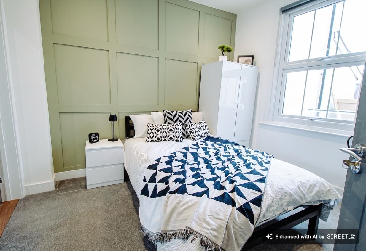 Romsey Road #81 — room 3